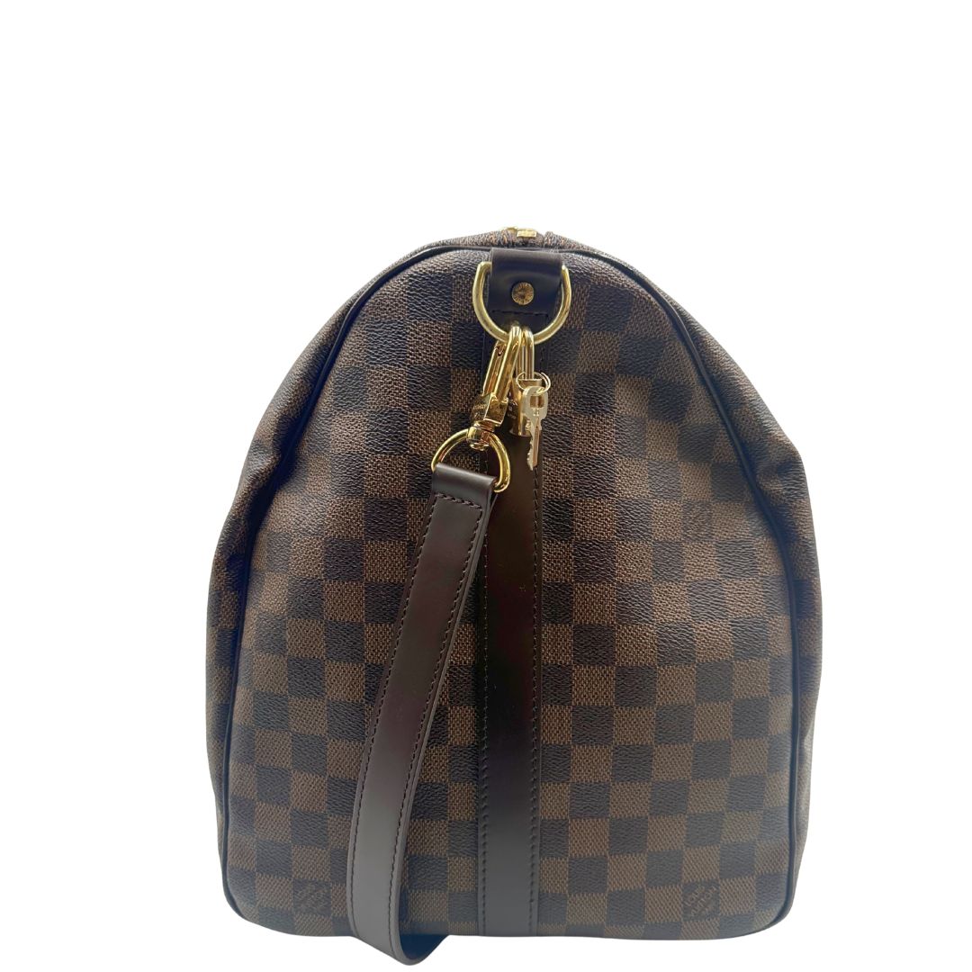 lato Borsone Louis Vuitton in canvas Damier Ébène marrone con finiture in pelle tono su tono e parti metalliche dorate; munito di doppi manici stondati e una tracolla amovibile e regolabile. Completo di lucchetto, chiavi e dustbag, di lusso, originale, ottime condizioni, usato. 