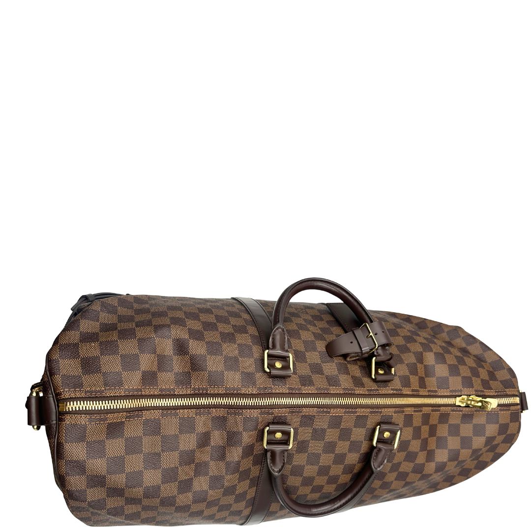 chiusura Borsone Louis Vuitton in canvas Damier Ébène marrone con finiture in pelle tono su tono e parti metalliche dorate; munito di doppi manici stondati e una tracolla amovibile e regolabile. Completo di lucchetto, chiavi e dustbag, di lusso, originale, ottime condizioni, usato. 