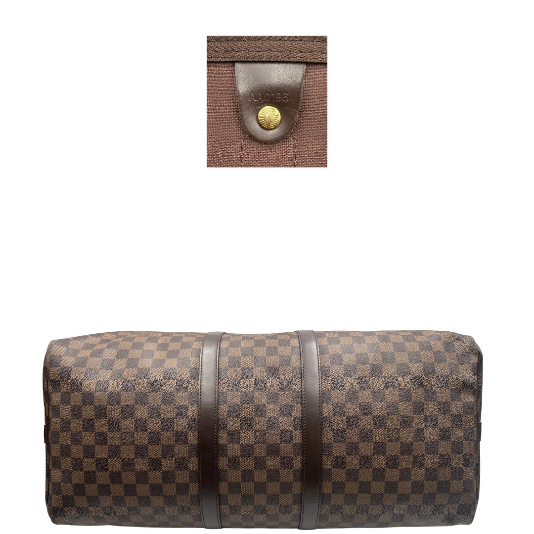 base Borsone Louis Vuitton in canvas Damier Ébène marrone con finiture in pelle tono su tono e parti metalliche dorate; munito di doppi manici stondati e una tracolla amovibile e regolabile. Completo di lucchetto, chiavi e dustbag, di lusso, originale, ottime condizioni, usato. 