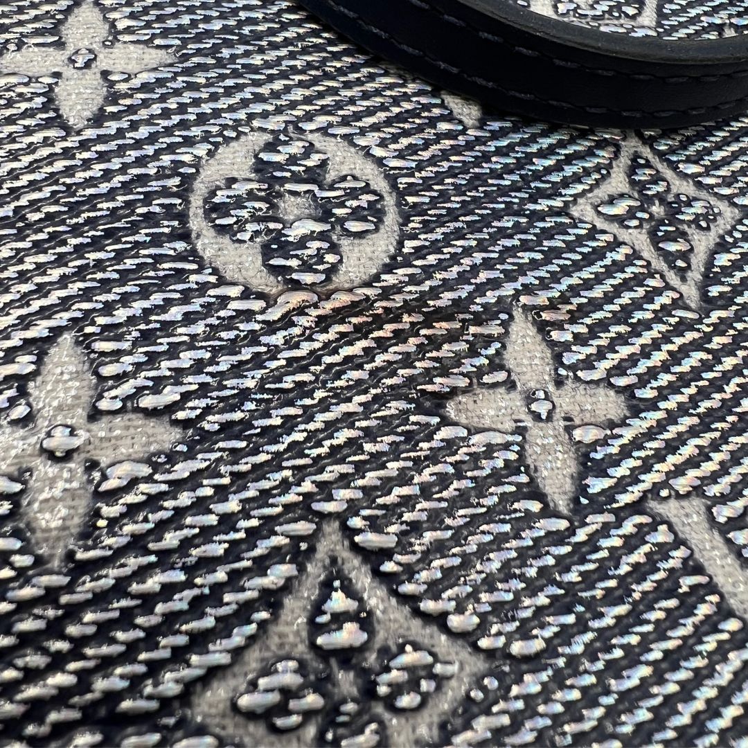  Borsa Louis Vuitton in pelle monogram blu effetto denim con parti metalliche dorate; munita di una pochette interna blu e doppi manici, indossabile a spalla. Completa di corredo, di lusso, originale, ottime condizioni, usata.