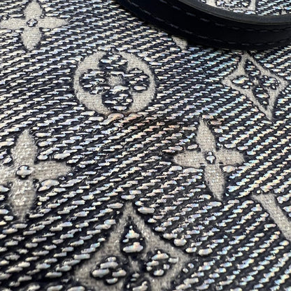 Borsa Louis Vuitton in pelle monogram blu effetto denim con parti metalliche dorate; munita di una pochette interna blu e doppi manici, indossabile a spalla. Completa di corredo, di lusso, originale, ottime condizioni, usata.
