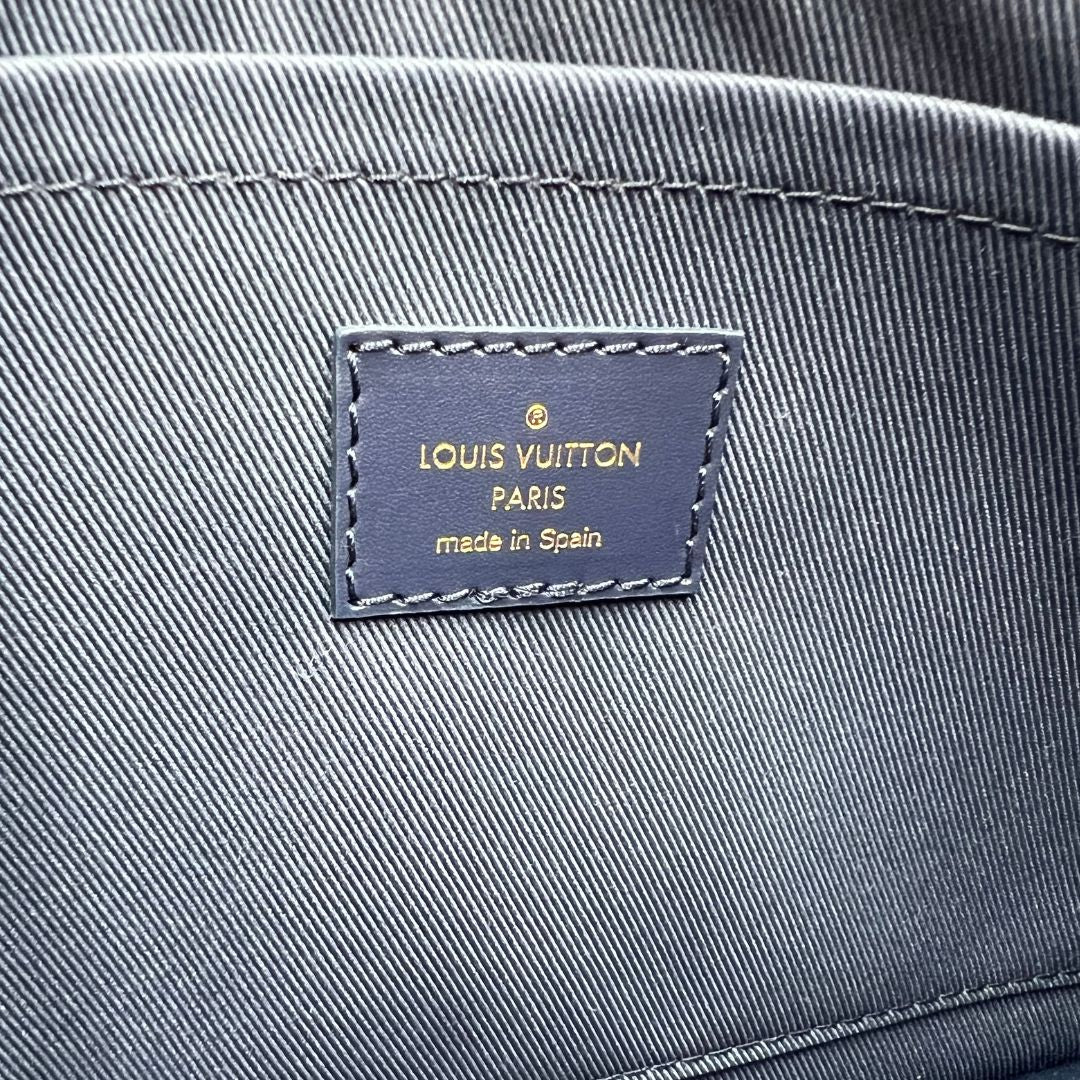 interno Borsa Louis Vuitton in pelle monogram blu effetto denim con parti metalliche dorate; munita di una pochette interna blu e doppi manici, indossabile a spalla. Completa di corredo, di lusso, originale, ottime condizioni, usata.