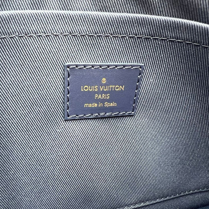 interno Borsa Louis Vuitton in pelle monogram blu effetto denim con parti metalliche dorate; munita di una pochette interna blu e doppi manici, indossabile a spalla. Completa di corredo, di lusso, originale, ottime condizioni, usata.