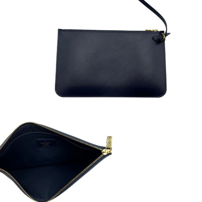 interno Borsa Louis Vuitton in pelle monogram blu effetto denim con parti metalliche dorate; munita di una pochette interna blu e doppi manici, indossabile a spalla. Completa di corredo, di lusso, originale, ottime condizioni, usata.