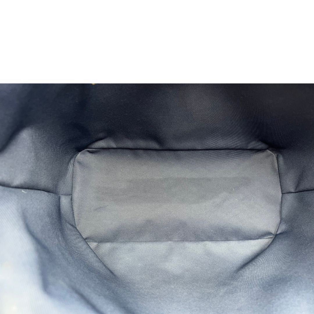 interno Borsa Louis Vuitton in pelle monogram blu effetto denim con parti metalliche dorate; munita di una pochette interna blu e doppi manici, indossabile a spalla. Completa di corredo, di lusso, originale, ottime condizioni, usata.