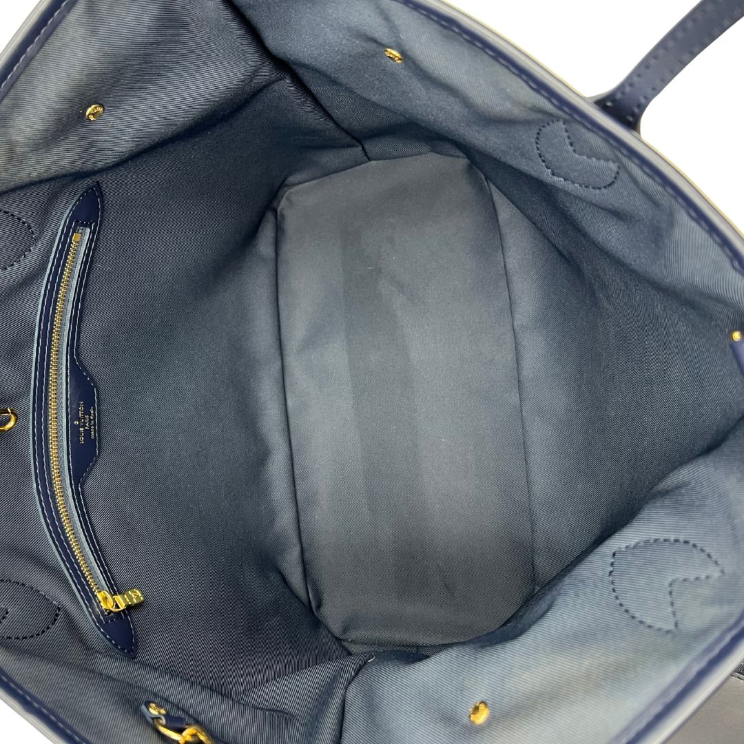 interno Borsa Louis Vuitton in pelle monogram blu effetto denim con parti metalliche dorate; munita di una pochette interna blu e doppi manici, indossabile a spalla. Completa di corredo, di lusso, originale, ottime condizioni, usata.