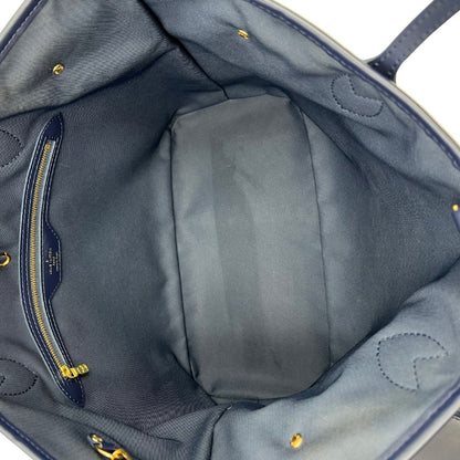 interno Borsa Louis Vuitton in pelle monogram blu effetto denim con parti metalliche dorate; munita di una pochette interna blu e doppi manici, indossabile a spalla. Completa di corredo, di lusso, originale, ottime condizioni, usata.