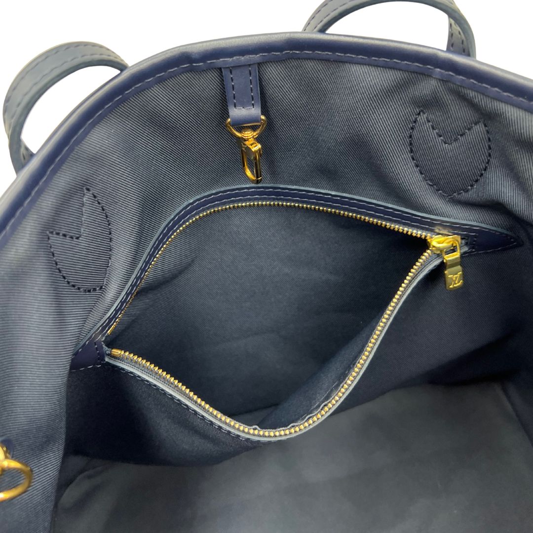 interno Borsa Louis Vuitton in pelle monogram blu effetto denim con parti metalliche dorate; munita di una pochette interna blu e doppi manici, indossabile a spalla. Completa di corredo, di lusso, originale, ottime condizioni, usata.