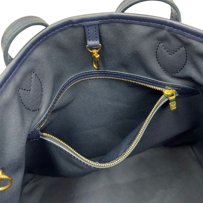 interno Borsa Louis Vuitton in pelle monogram blu effetto denim con parti metalliche dorate; munita di una pochette interna blu e doppi manici, indossabile a spalla. Completa di corredo, di lusso, originale, ottime condizioni, usata.