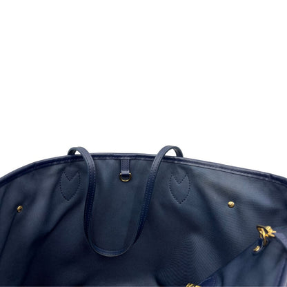 interno Borsa Louis Vuitton in pelle monogram blu effetto denim con parti metalliche dorate; munita di una pochette interna blu e doppi manici, indossabile a spalla. Completa di corredo, di lusso, originale, ottime condizioni, usata.