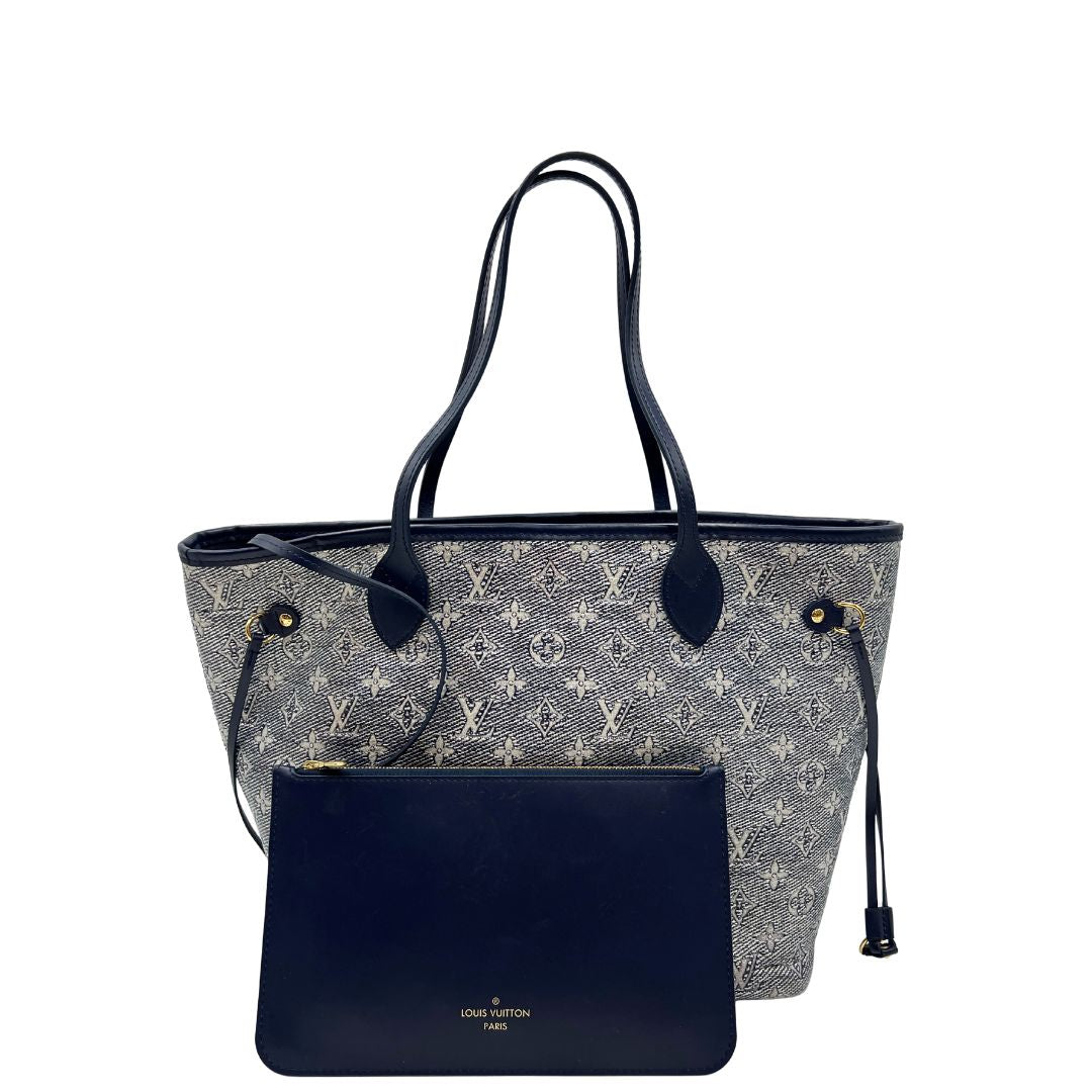 front  Borsa Louis Vuitton in pelle monogram blu effetto denim con parti metalliche dorate; munita di una pochette interna blu e doppi manici, indossabile a spalla. Completa di corredo, di lusso, originale, ottime condizioni, usata. 