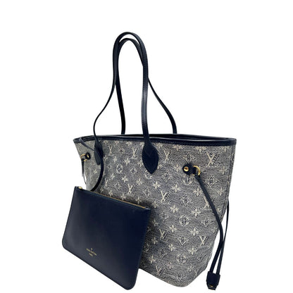 lato Borsa Louis Vuitton in pelle monogram blu effetto denim con parti metalliche dorate; munita di una pochette interna blu e doppi manici, indossabile a spalla. Completa di corredo, di lusso, originale, ottime condizioni, usata.