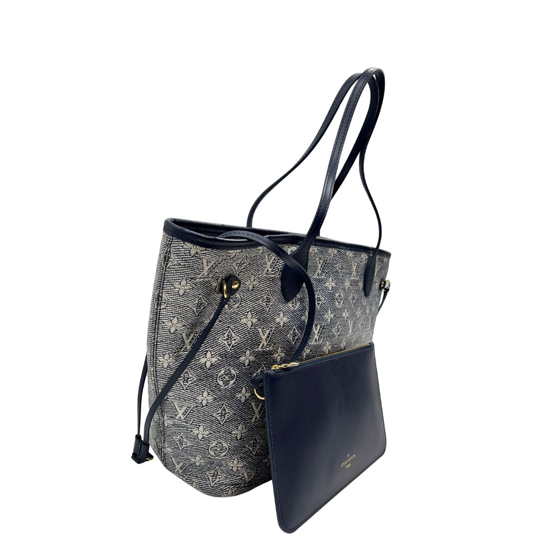 lato  Borsa Louis Vuitton in pelle monogram blu effetto denim con parti metalliche dorate; munita di una pochette interna blu e doppi manici, indossabile a spalla. Completa di corredo, di lusso, originale, ottime condizioni, usata. 