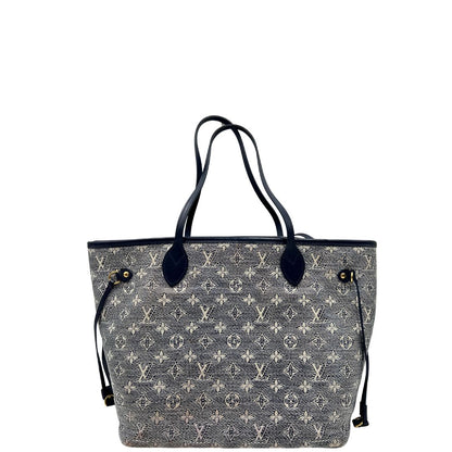 retro  Borsa Louis Vuitton in pelle monogram blu effetto denim con parti metalliche dorate; munita di una pochette interna blu e doppi manici, indossabile a spalla. Completa di corredo, di lusso, originale, ottime condizioni, usata.