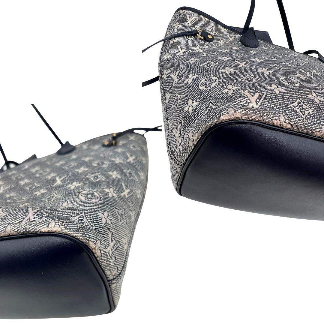 angoli  Borsa Louis Vuitton in pelle monogram blu effetto denim con parti metalliche dorate; munita di una pochette interna blu e doppi manici, indossabile a spalla. Completa di corredo, di lusso, originale, ottime condizioni, usata. 