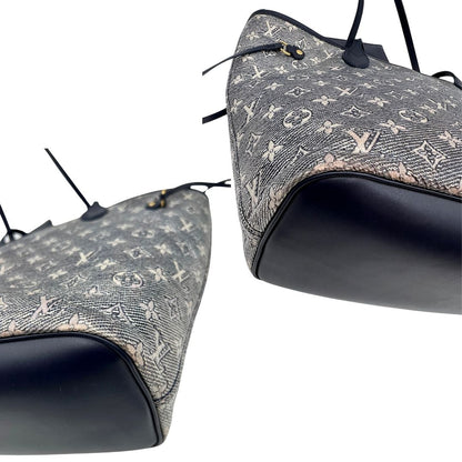 angoli  Borsa Louis Vuitton in pelle monogram blu effetto denim con parti metalliche dorate; munita di una pochette interna blu e doppi manici, indossabile a spalla. Completa di corredo, di lusso, originale, ottime condizioni, usata. 