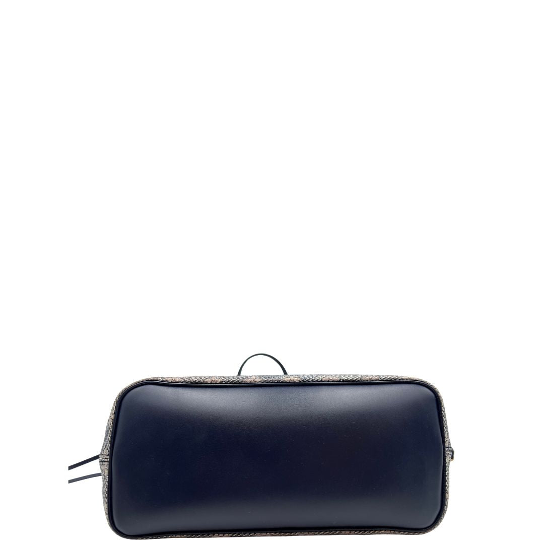 base Borsa Louis Vuitton in pelle monogram blu effetto denim con parti metalliche dorate; munita di una pochette interna blu e doppi manici, indossabile a spalla. Completa di corredo, di lusso, originale, ottime condizioni, usata.