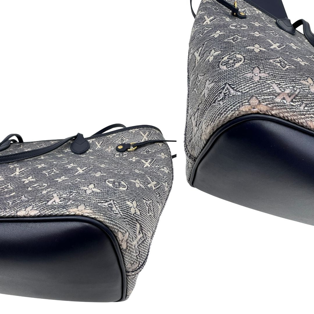 angoli Borsa Louis Vuitton in pelle monogram blu effetto denim con parti metalliche dorate; munita di una pochette interna blu e doppi manici, indossabile a spalla. Completa di corredo, di lusso, originale, ottime condizioni, usata.