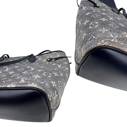 angoli Borsa Louis Vuitton in pelle monogram blu effetto denim con parti metalliche dorate; munita di una pochette interna blu e doppi manici, indossabile a spalla. Completa di corredo, di lusso, originale, ottime condizioni, usata.