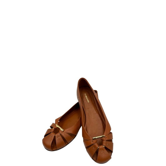 Scarpe Salvatore Ferragamo in pelle color cammello e parti metalliche dorate. Full set, di lusso, originale, ottime condizioni.