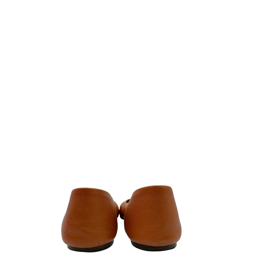 Scarpe Salvatore Ferragamo in pelle color cammello e parti metalliche dorate. Full set, di lusso, originale, ottime condizioni.