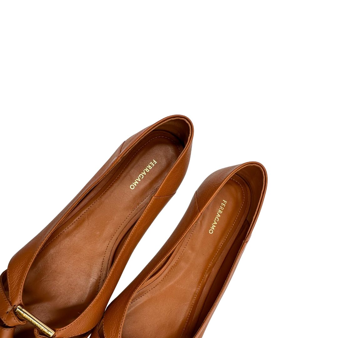 Scarpe Salvatore Ferragamo in pelle color cammello e parti metalliche dorate. Full set, di lusso, originale, ottime condizioni.