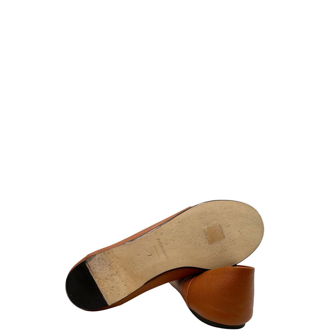 Scarpe Salvatore Ferragamo in pelle color cammello e parti metalliche dorate. Full set, di lusso, originale, ottime condizioni.