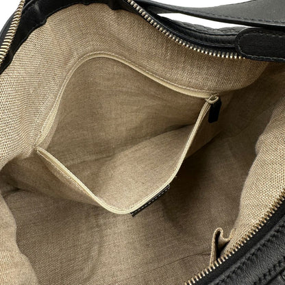 interno Borsa Gucci in pelle nera GG con parti metalliche dorate; munita di una tracolla regolabile, di lusso, originale, ottime condizioni, usata. 