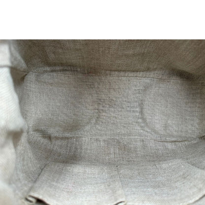 interno Borsa Gucci in pelle nera GG con parti metalliche dorate; munita di una tracolla regolabile, di lusso, originale, ottime condizioni, usata.