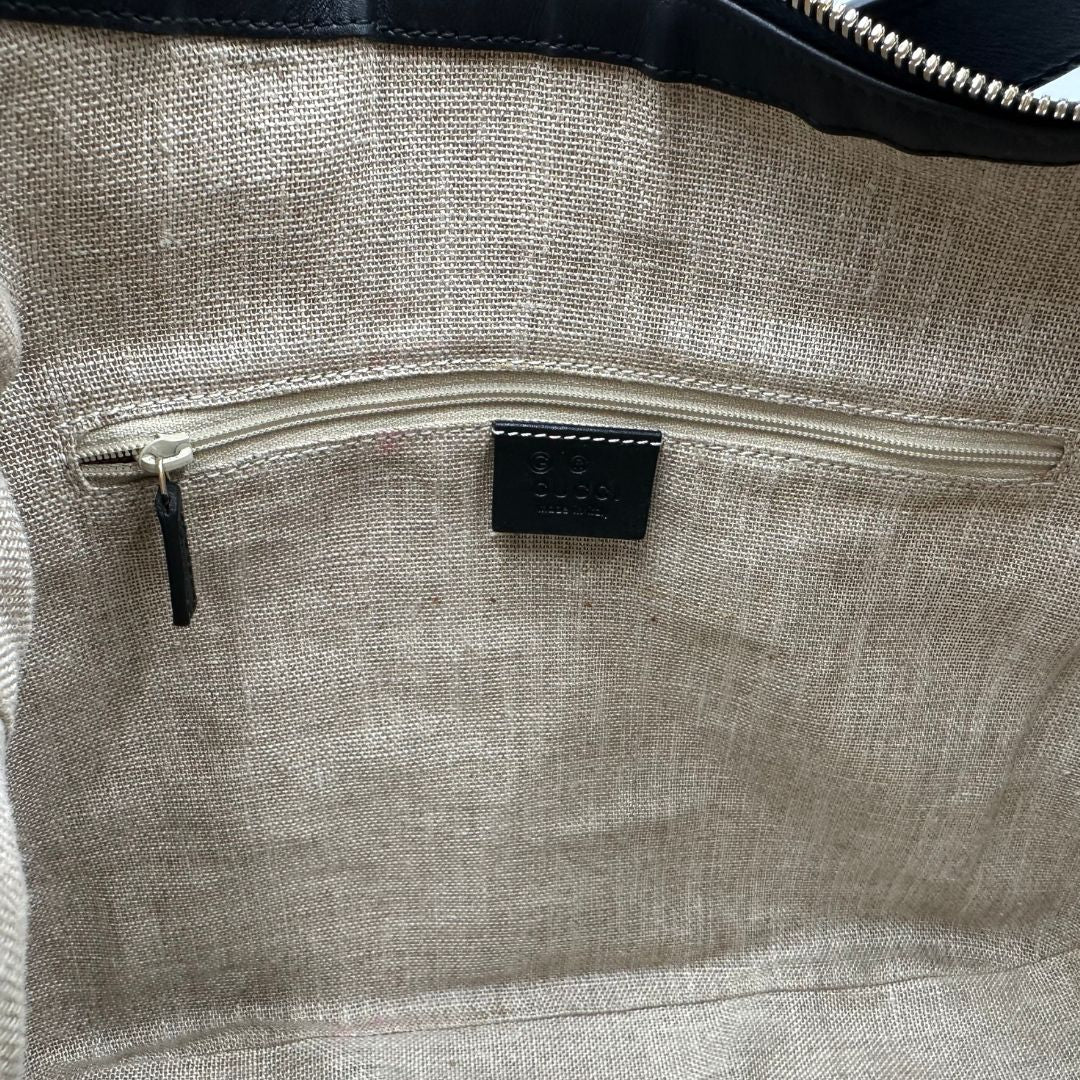 interno Borsa Gucci in pelle nera GG con parti metalliche dorate; munita di una tracolla regolabile, di lusso, originale, ottime condizioni, usata.