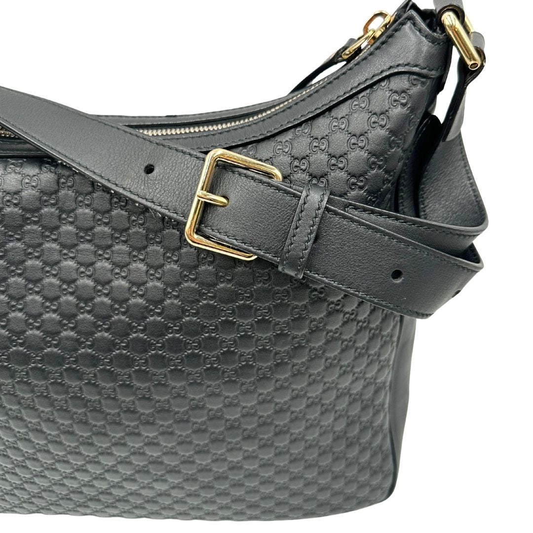 Borsa Gucci in pelle nera GG con parti metalliche dorate; munita di una tracolla regolabile, di lusso, originale, ottime condizioni, usata. 