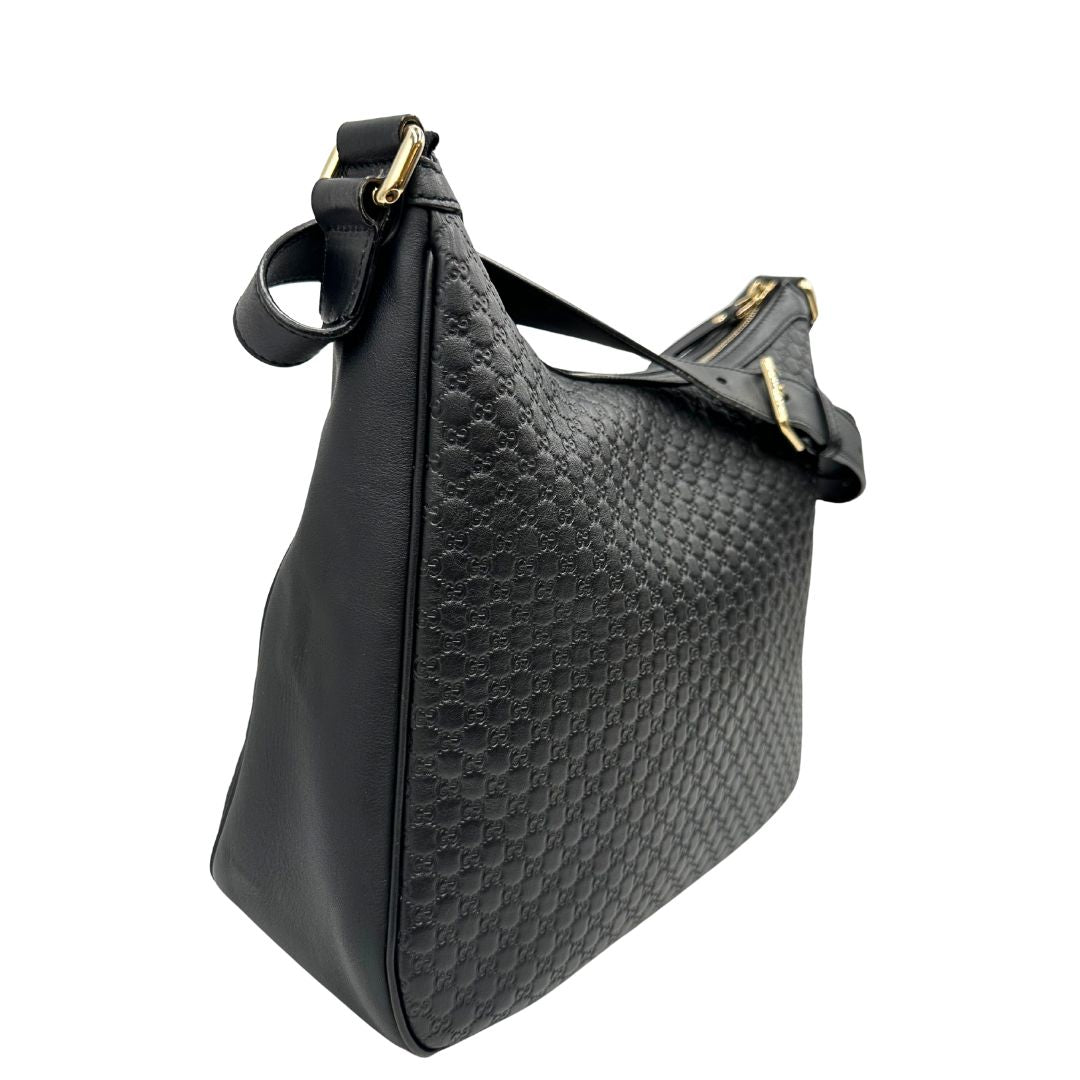 lato Borsa Gucci in pelle nera GG con parti metalliche dorate; munita di una tracolla regolabile, di lusso, originale, ottime condizioni, usata. 