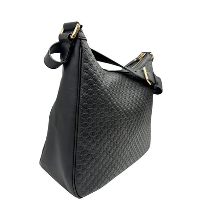 lato Borsa Gucci in pelle nera GG con parti metalliche dorate; munita di una tracolla regolabile, di lusso, originale, ottime condizioni, usata. 