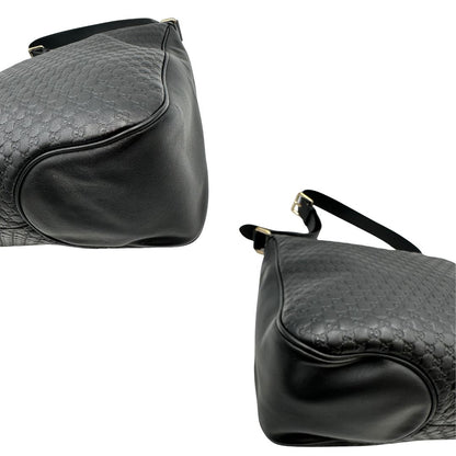 angoli Borsa Gucci in pelle nera GG con parti metalliche dorate; munita di una tracolla regolabile, di lusso, originale, ottime condizioni, usata. 