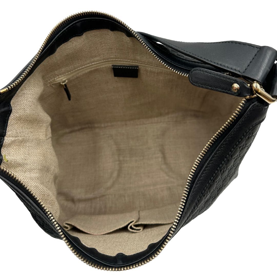 interno Borsa Gucci in pelle nera GG con parti metalliche dorate; munita di una tracolla regolabile, di lusso, originale, ottime condizioni, usata. 