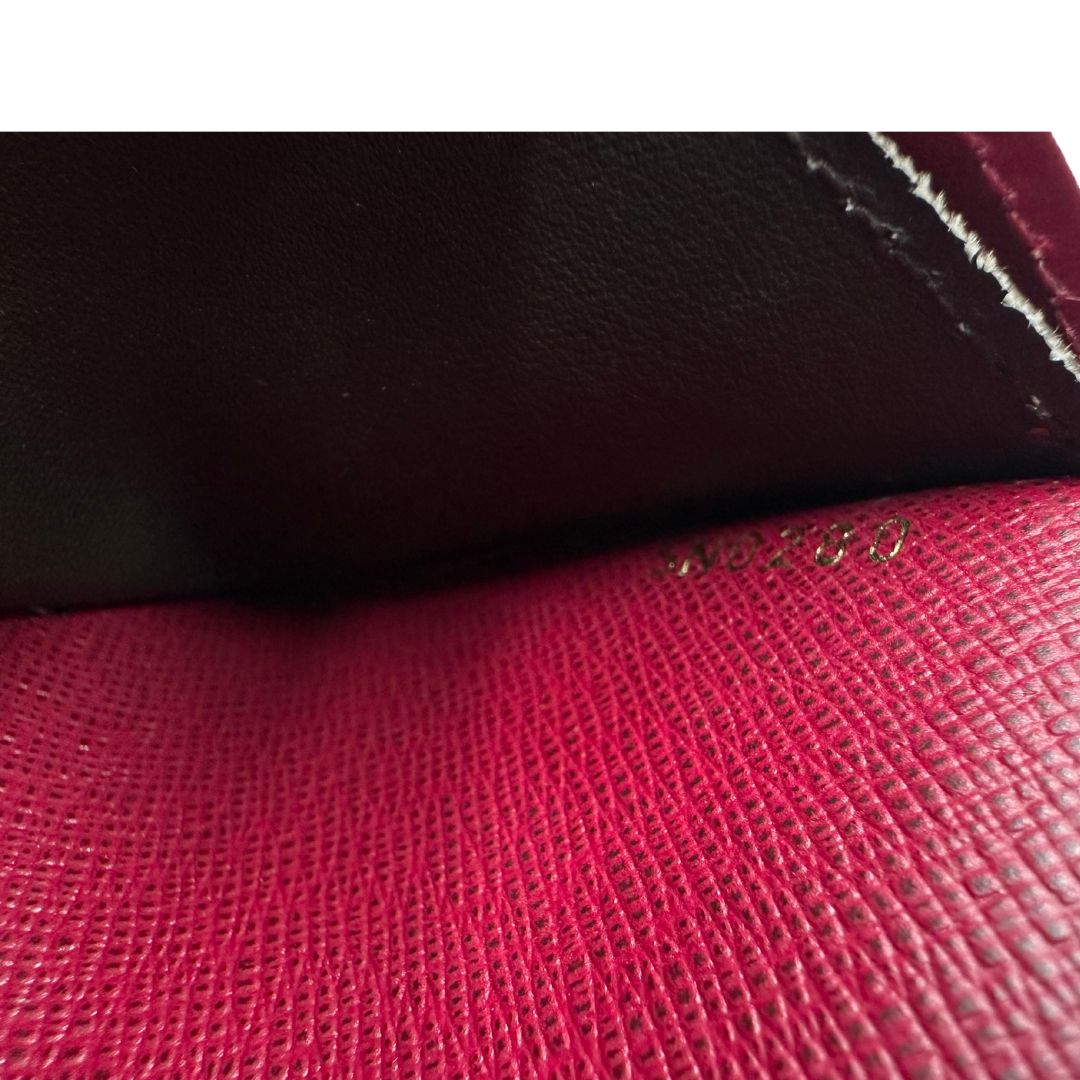 Codice di un Portafoglio Louis Vuitton Sarah in canvas monogrammato marrone e parti metalliche dorate con bottoncino amaranto. Completo di scatola. Originale, usata, di lusso, in ottime condizioni.