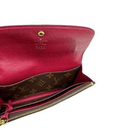 Interno di un Portafoglio Louis Vuitton Sarah in canvas monogrammato marrone e parti metalliche dorate con bottoncino amaranto. Completo di scatola. Originale, usata, di lusso, in ottime condizioni.