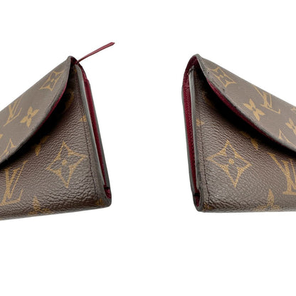 Angoli di un Portafoglio Louis Vuitton Sarah in canvas monogrammato marrone e parti metalliche dorate con bottoncino amaranto. Completo di scatola. Originale, usata, di lusso, in ottime condizioni.