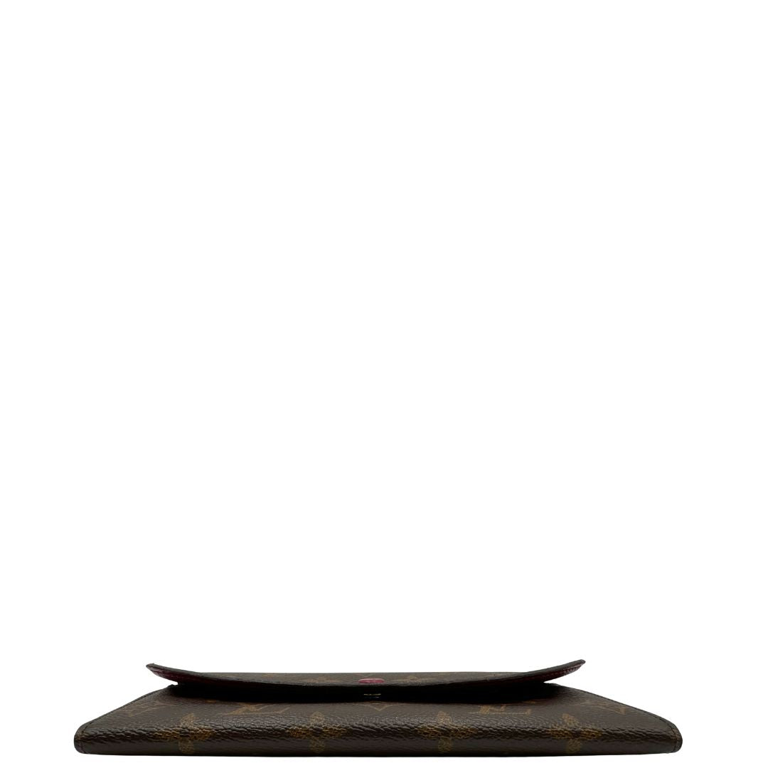 Base di un Portafoglio Louis Vuitton Sarah in canvas monogrammato marrone e parti metalliche dorate con bottoncino amaranto. Completo di scatola. Originale, usata, di lusso, in ottime condizioni.