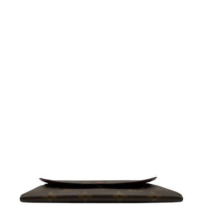 Base di un Portafoglio Louis Vuitton Sarah in canvas monogrammato marrone e parti metalliche dorate con bottoncino amaranto. Completo di scatola. Originale, usata, di lusso, in ottime condizioni.