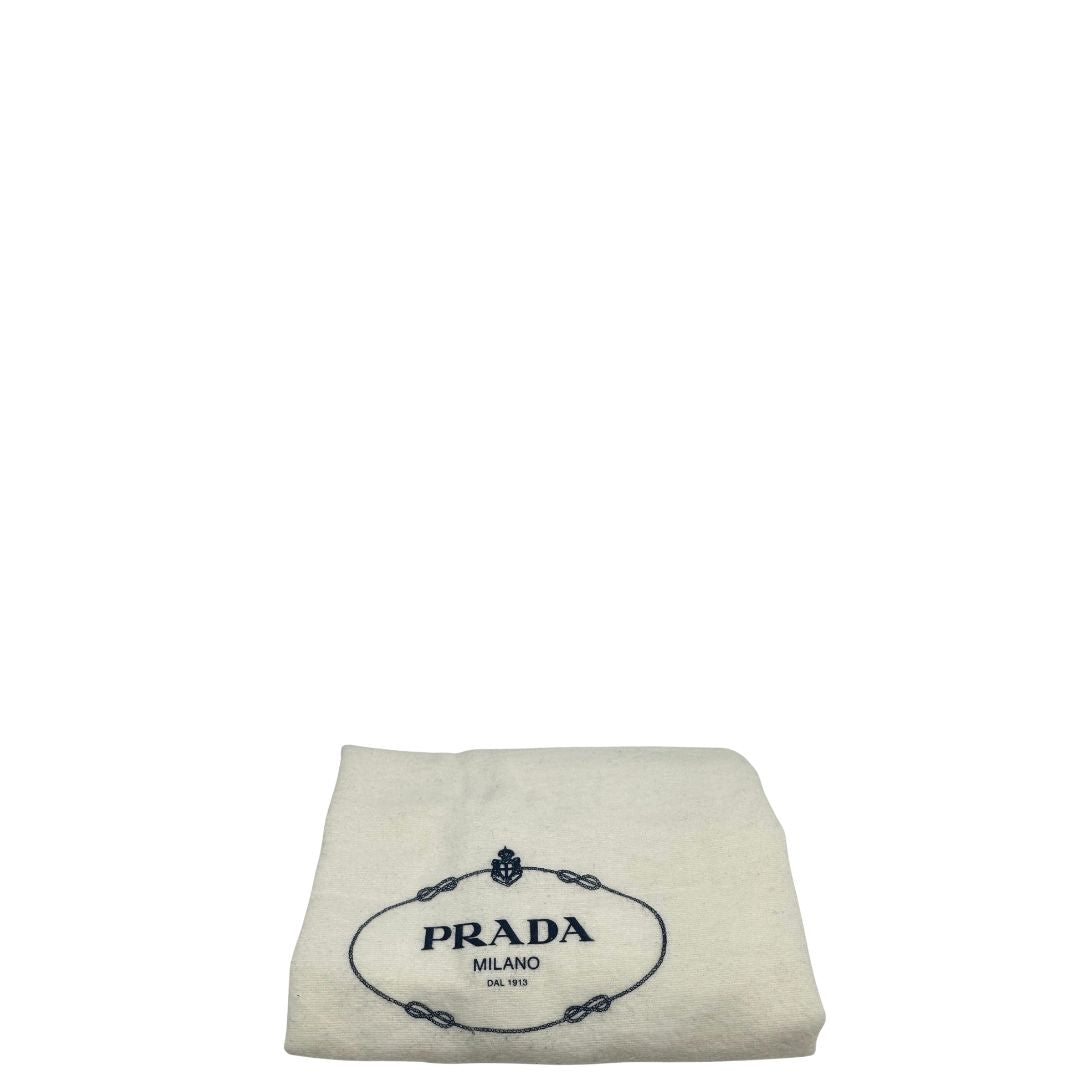 dustbag Borsa Prada in nylon rosso con finiture in pelle tono su tono e parti metalliche argentate; munita di una tracolla regolabile in tessuto. Completa di dustbag,di lusso, originale, ottime condizioni, usata. 