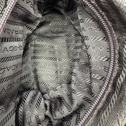 interno Borsa Prada in nylon rosso con finiture in pelle tono su tono e parti metalliche argentate; munita di una tracolla regolabile in tessuto. Completa di dustbag,di lusso, originale, ottime condizioni, usata. 