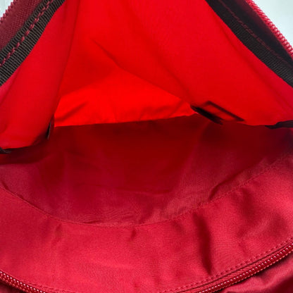 interno Borsa Prada in nylon rosso con finiture in pelle tono su tono e parti metalliche argentate; munita di una tracolla regolabile in tessuto. Completa di dustbag,di lusso, originale, ottime condizioni, usata. 