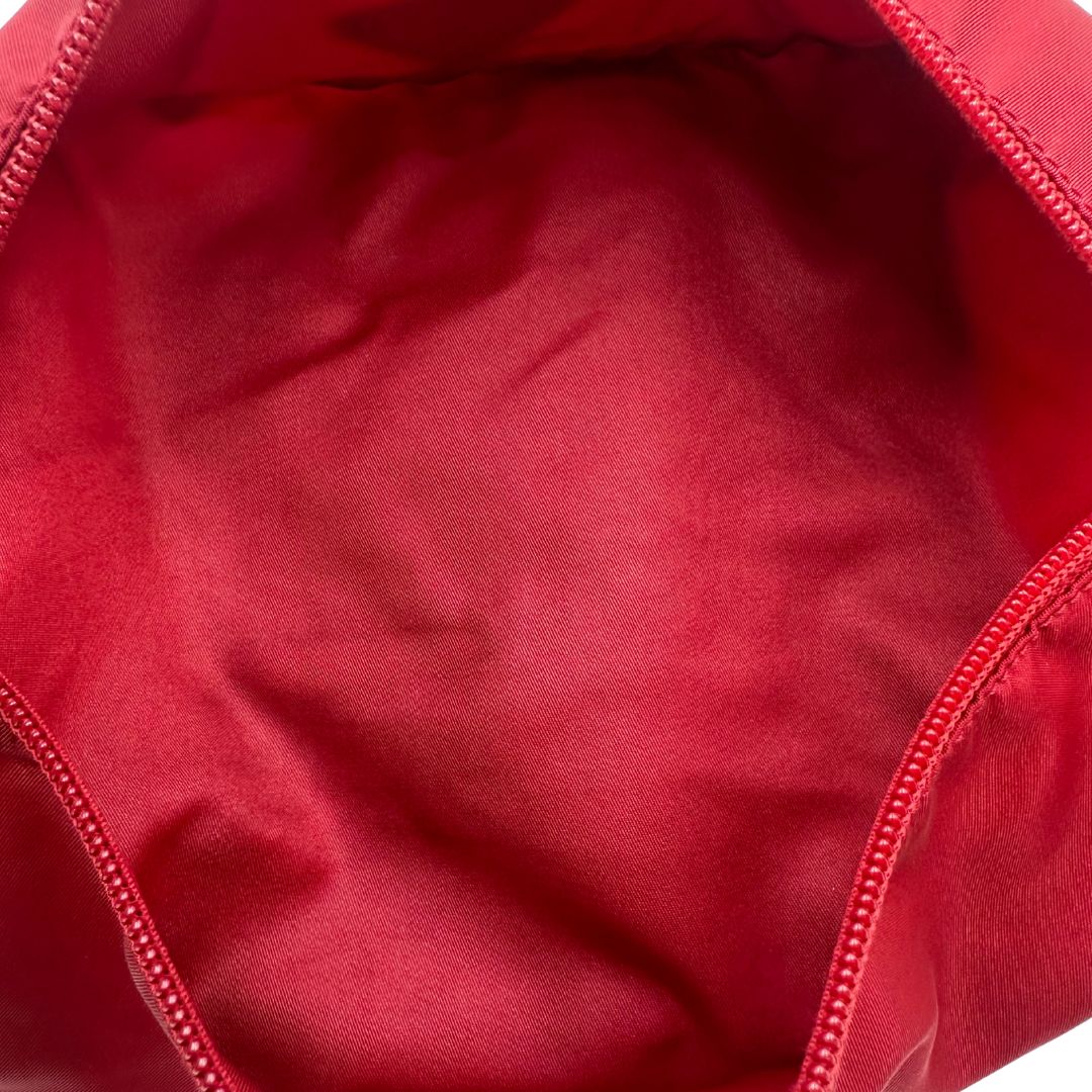 interno Borsa Prada in nylon rosso con finiture in pelle tono su tono e parti metalliche argentate; munita di una tracolla regolabile in tessuto. Completa di dustbag,di lusso, originale, ottime condizioni, usata. 