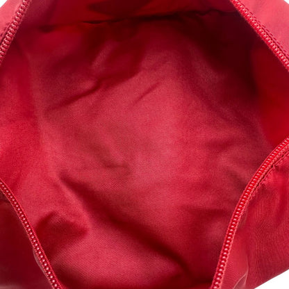 interno Borsa Prada in nylon rosso con finiture in pelle tono su tono e parti metalliche argentate; munita di una tracolla regolabile in tessuto. Completa di dustbag,di lusso, originale, ottime condizioni, usata. 