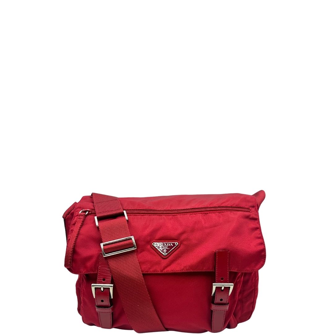 front Borsa Prada in nylon rosso con finiture in pelle tono su tono e parti metalliche argentate; munita di una tracolla regolabile in tessuto. Completa di dustbag,di lusso, originale, ottime condizioni, usata. 