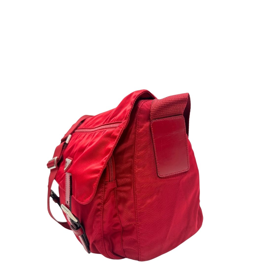 lato Borsa Prada in nylon rosso con finiture in pelle tono su tono e parti metalliche argentate; munita di una tracolla regolabile in tessuto. Completa di dustbag,di lusso, originale, ottime condizioni, usata. 