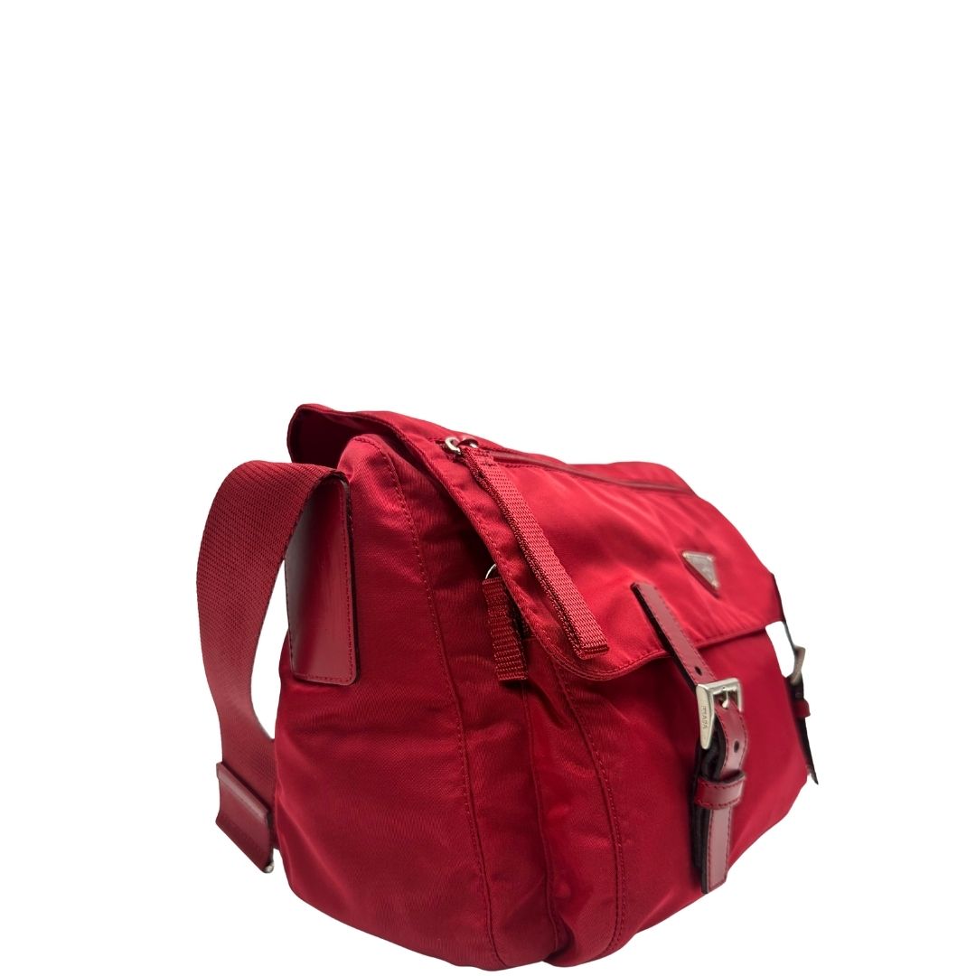 lato Borsa Prada in nylon rosso con finiture in pelle tono su tono e parti metalliche argentate; munita di una tracolla regolabile in tessuto. Completa di dustbag,di lusso, originale, ottime condizioni, usata. 