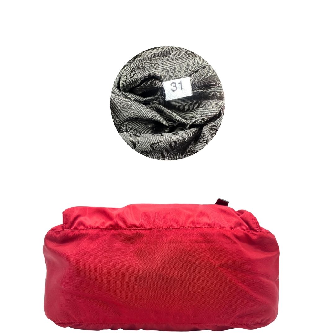 base e codice Borsa Prada in nylon rosso con finiture in pelle tono su tono e parti metalliche argentate; munita di una tracolla regolabile in tessuto. Completa di dustbag,di lusso, originale, ottime condizioni, usata. 