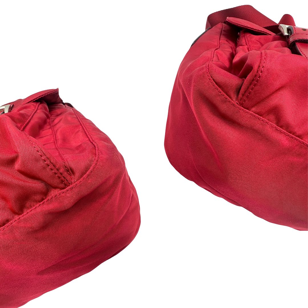 angoli Borsa Prada in nylon rosso con finiture in pelle tono su tono e parti metalliche argentate; munita di una tracolla regolabile in tessuto. Completa di dustbag,di lusso, originale, ottime condizioni, usata. 